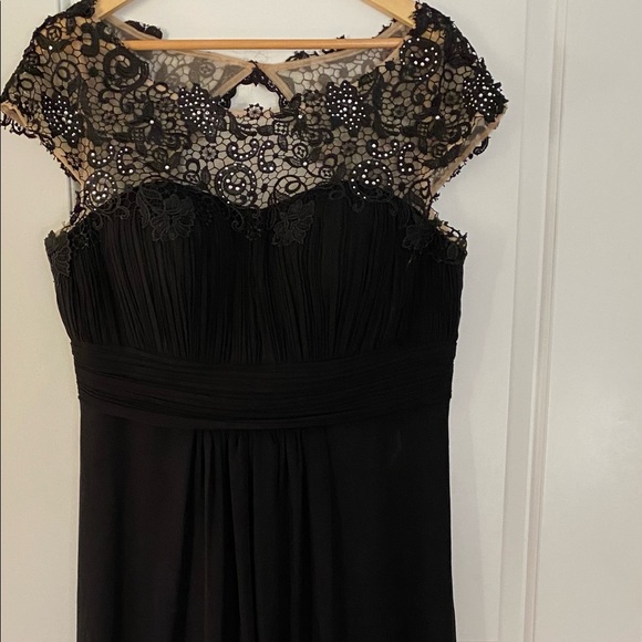 Beautiful black gown - Picture 4 of 4